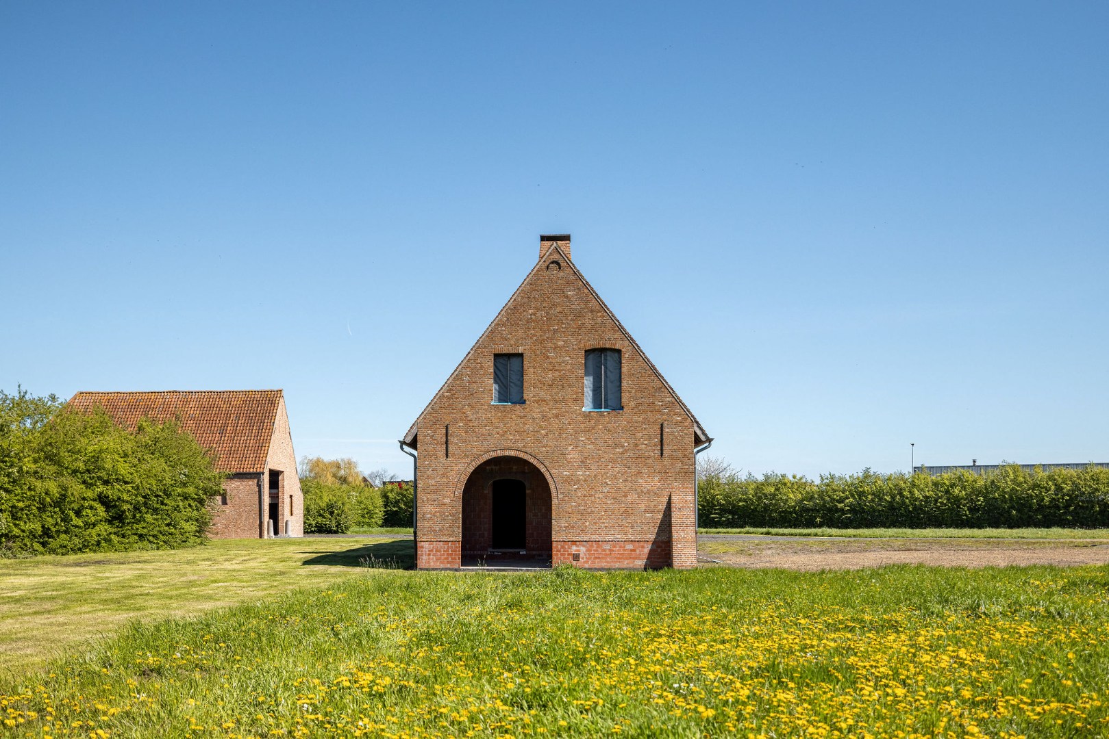 Landelijk gelegen ruwbouwhoeve met bijgebouwen op uitzonderlijk perceel van ca. 9.331 m² 