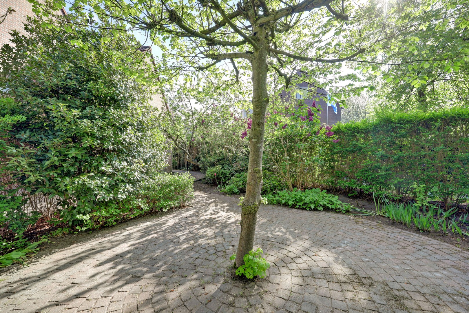Ruime 5-kamer hoekwoning met aangebouwde garage op een kavel van maar liefst 297 m2 eigen grond! 
