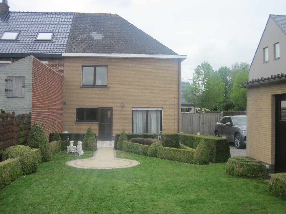 Bijzonder degelijke en ruime Half Open Bebouwing. 