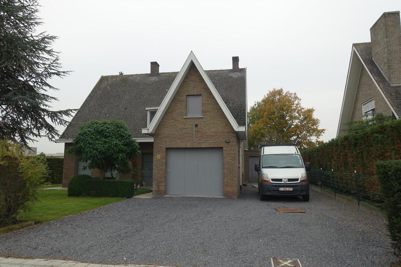Alleenstaande woning met grote tuin - 2 garages 