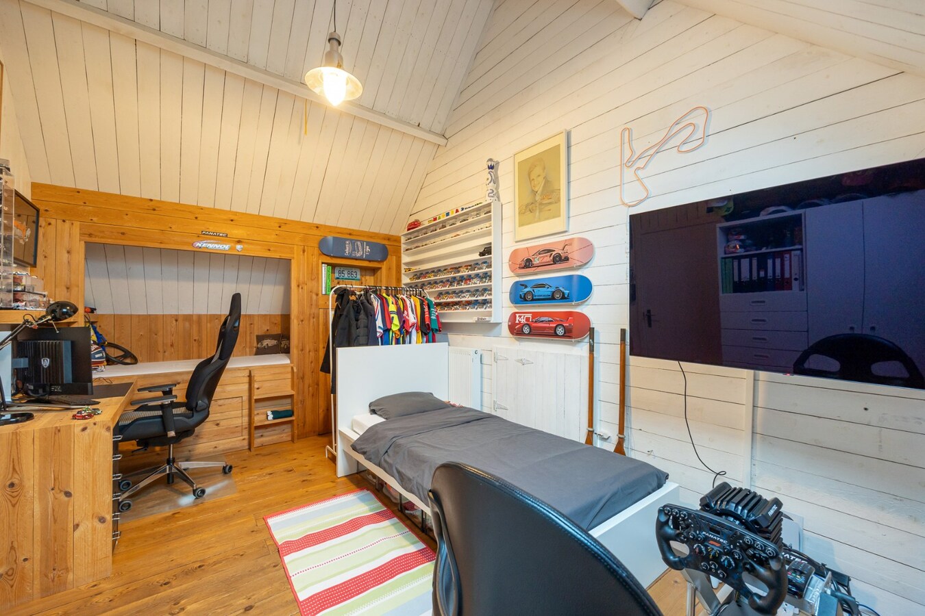 Charmante en ruime woning met zwembad en bijgebouw op toplocatie 