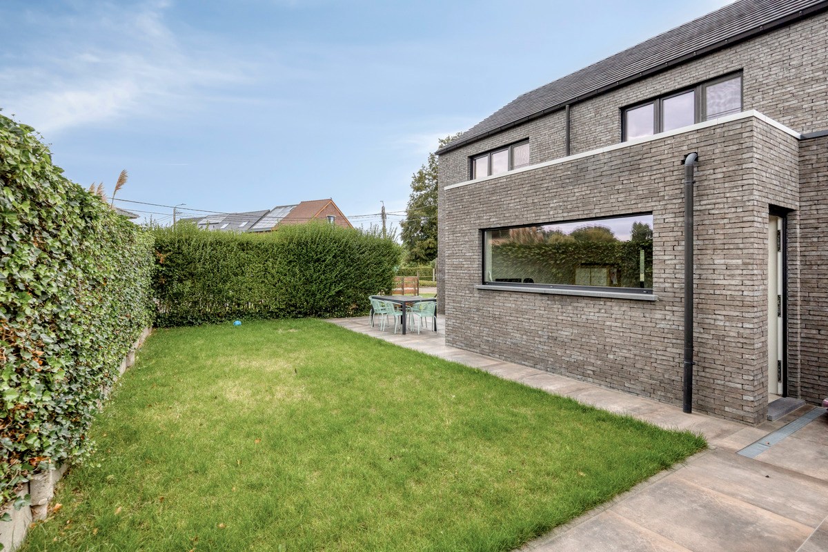 Halfopen bebouwing met 3 slaapkamers, tuin en garage 