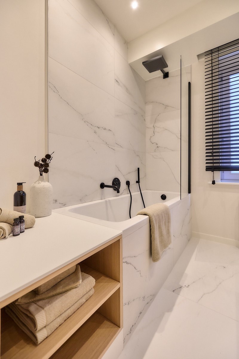 Volledig gerenoveerd appartement met 4 slaapkamers centraal gelegen in centrum van Knokke nabij de Dumortierlaan met zijdelings zeezicht. 