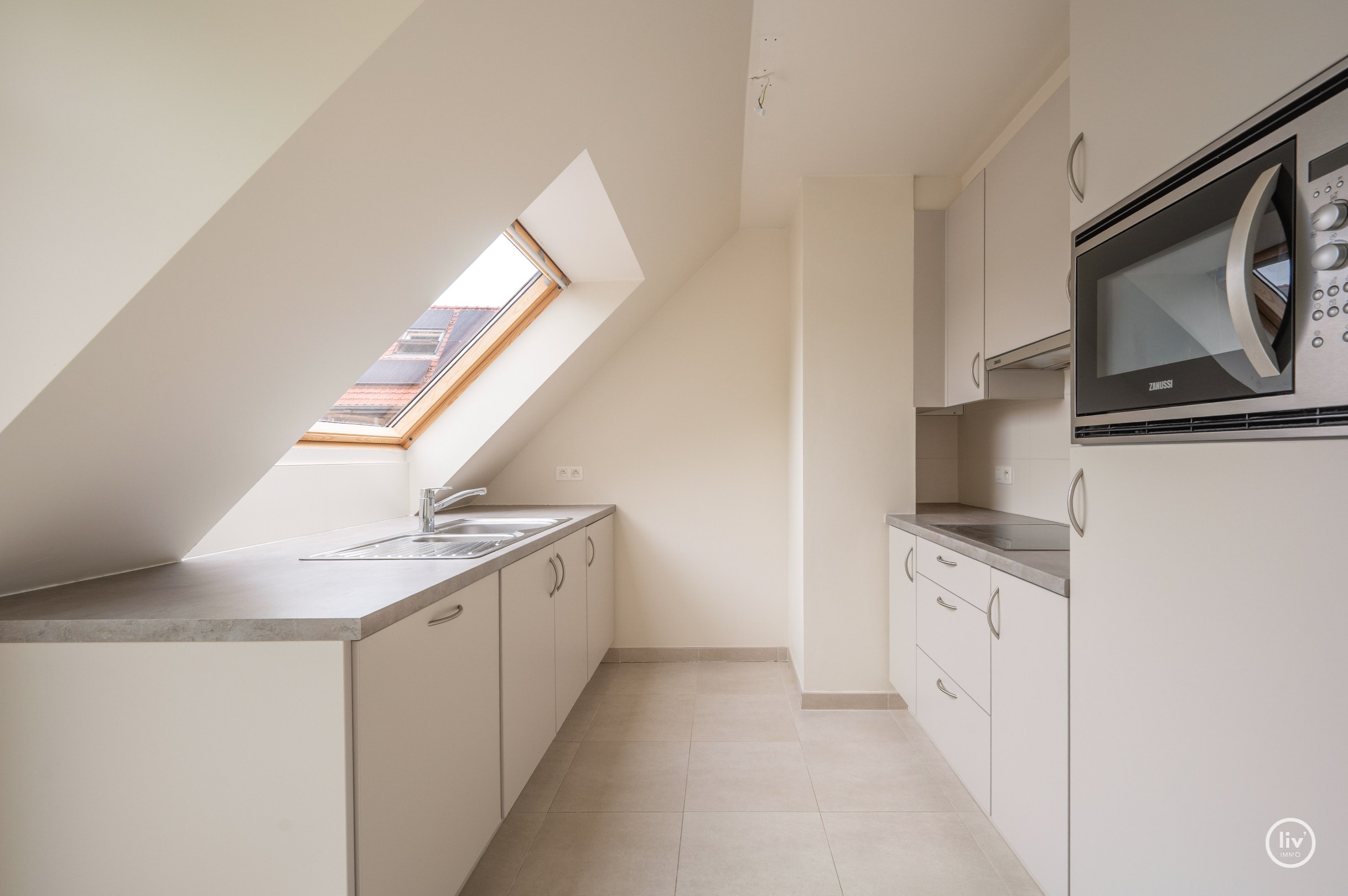 Appartement penthouse récemment rénové, situé au calme près du marché aux légumes. 