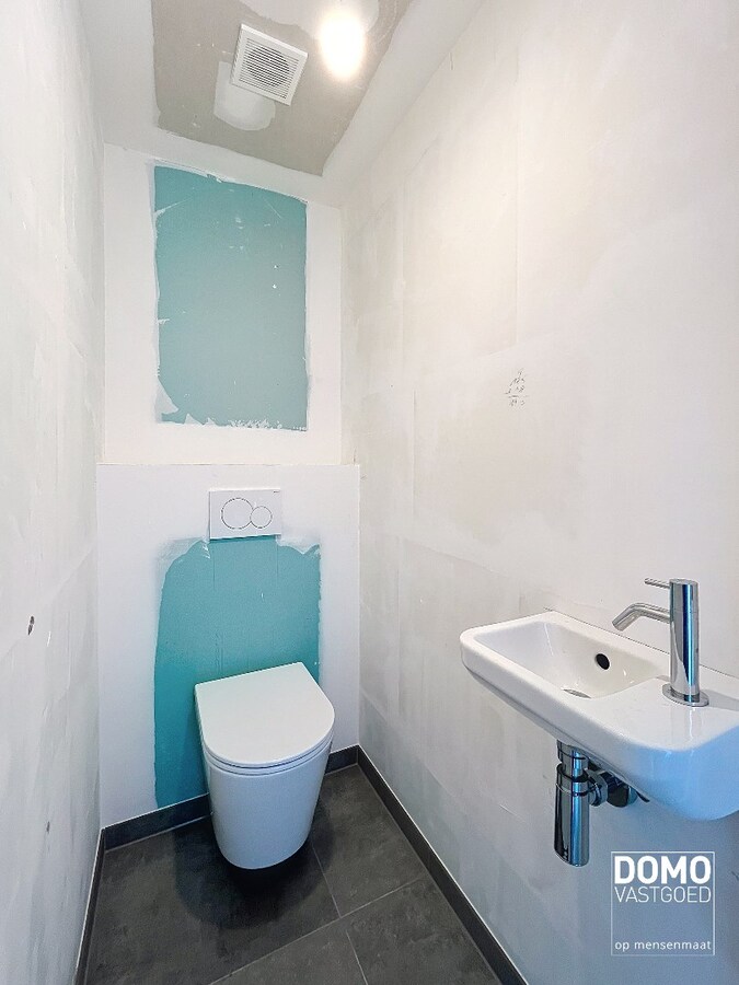 VOLLEDIG AFGEWERKT NIEUWBOUWAPPARTEMENT MET 2 SLAAPKAMERS, TERRAS, ONDERGRONDSE AUTOSTANDPLAATS EN KELDERBERGING IN RESIDENTIE "DE KWINT" TE ZONHOVEN 