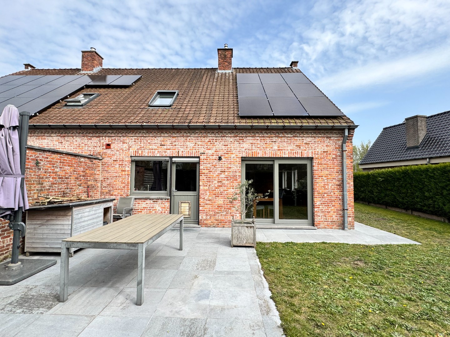 Instapklare halfopen bebouwing met 3 slaapkamers, tuin en garage te Zulte. 