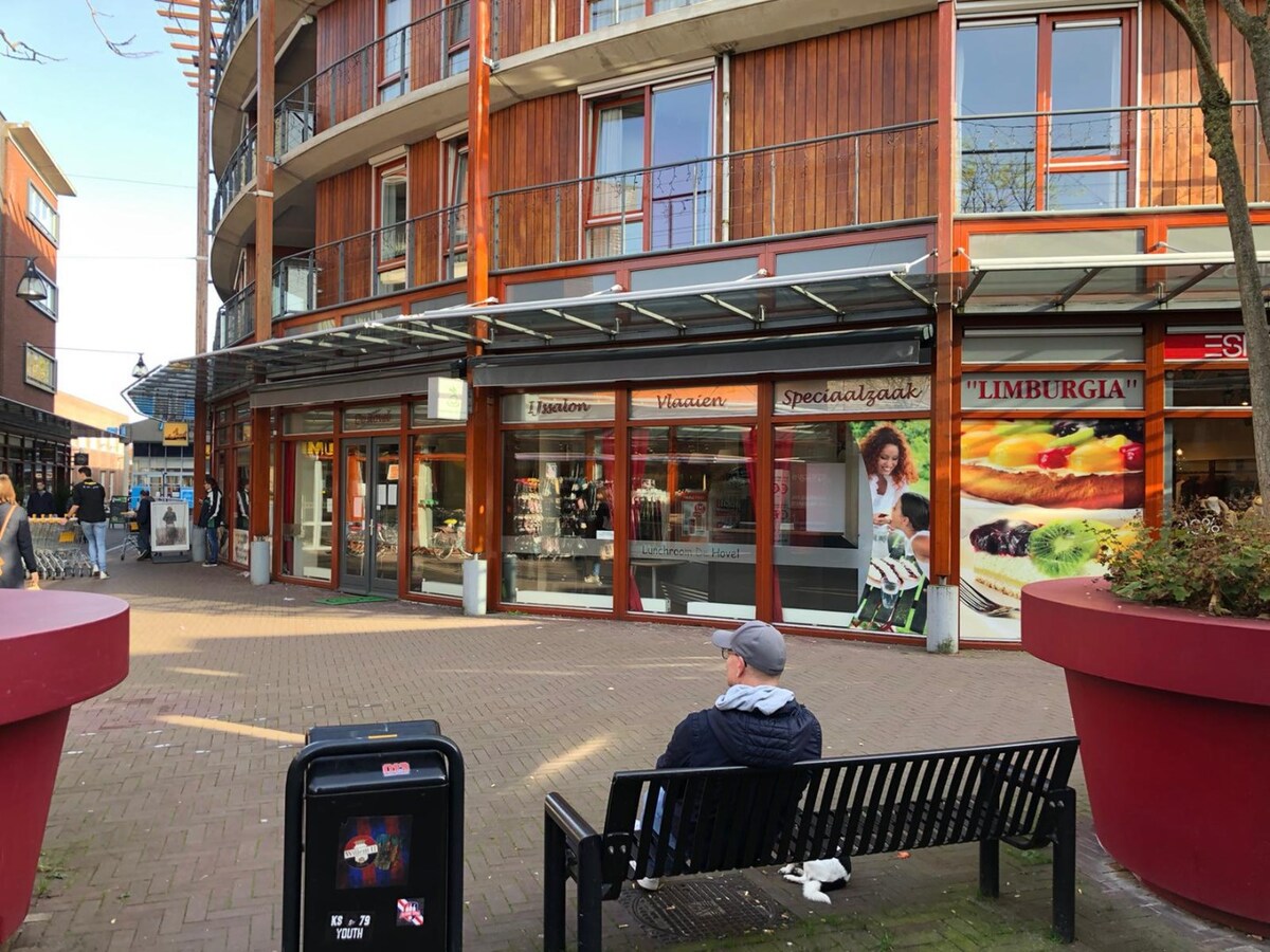 Modern winkelpand / broodjeszaak / restaurant / lunchroom op een A1-locatie in het centrum van Goirle aan de Hovel 34 