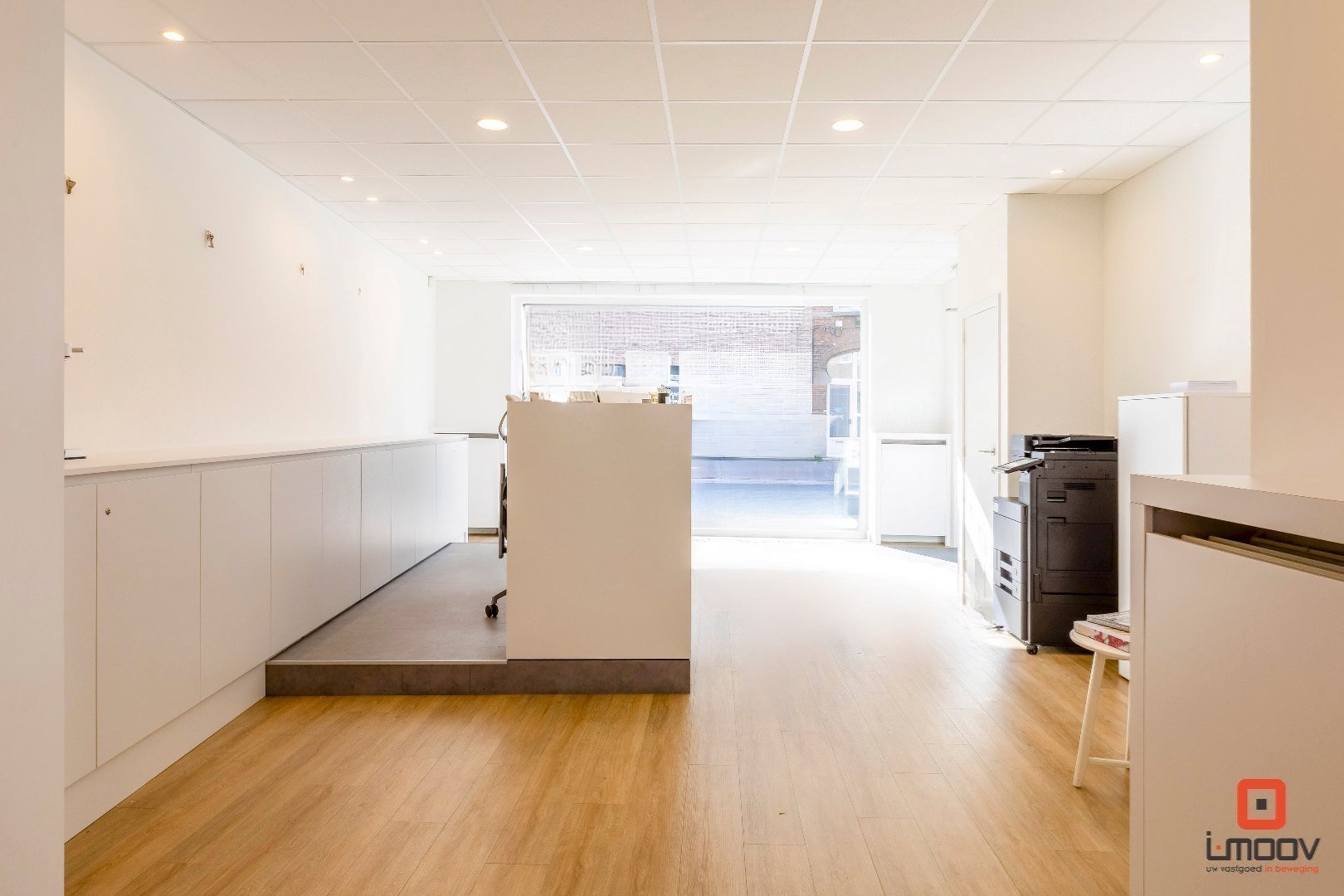 Modern en lichtrijk kantoor; praktijk- of winkelruimte op commercieel gunstige locatie 