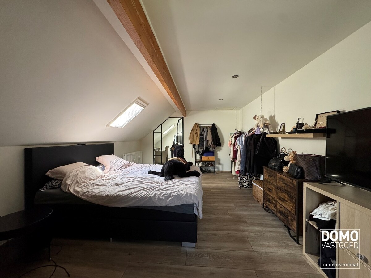Charmante open bebouwing met 3 slaapkamers, 2 badkamers en prachtige tuin te huur 