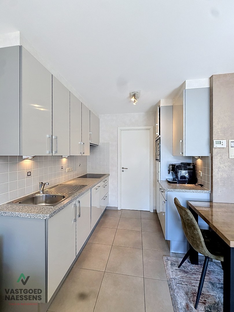 Prêt à emménager et ensoleillé appartement de 2 chambres dans une résidence jeune. 