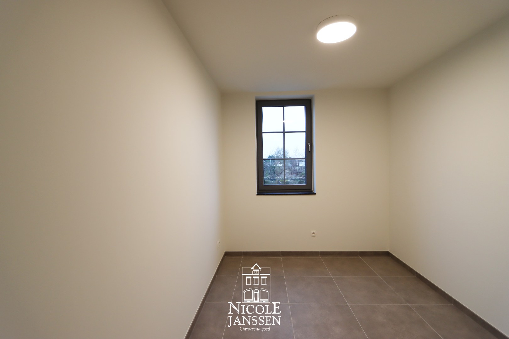 Nieuwbouwwoning met carport 