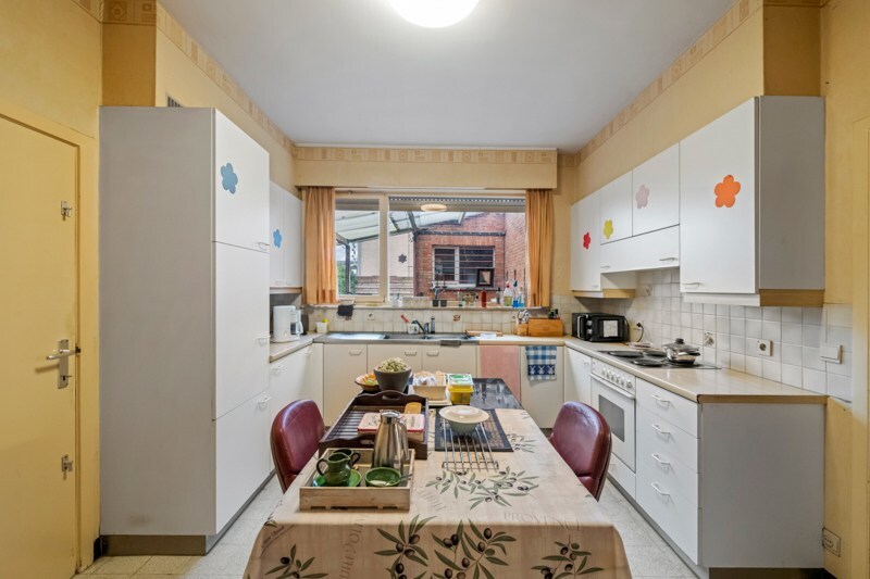 Karaktervolle hoekwoning met 5 slaapkamers en polyvalente handelsruimte 