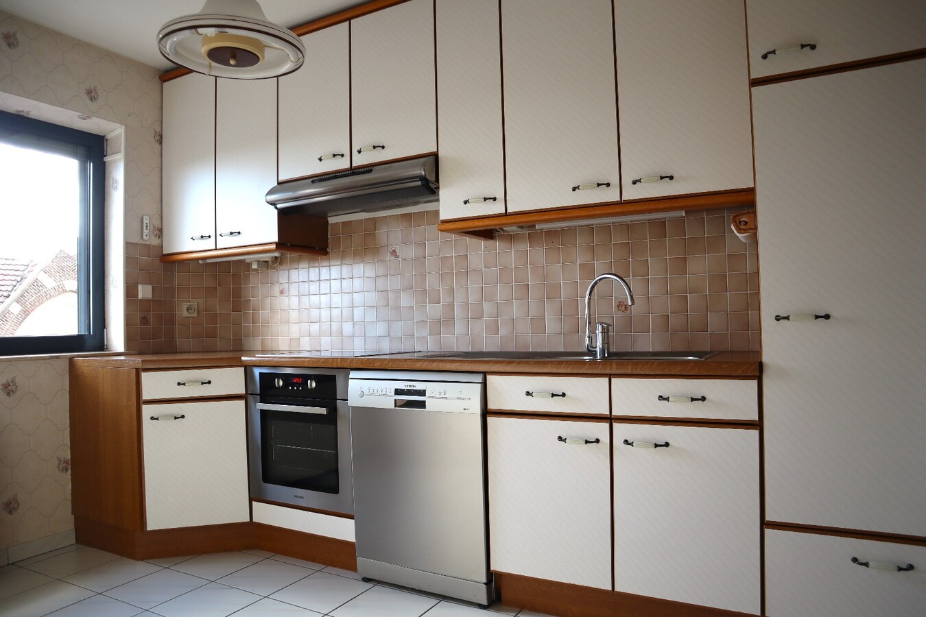 Mooi en goed onderhouden appartement met 2 slaapkamers (incl autostaanplaats) te Tienen 