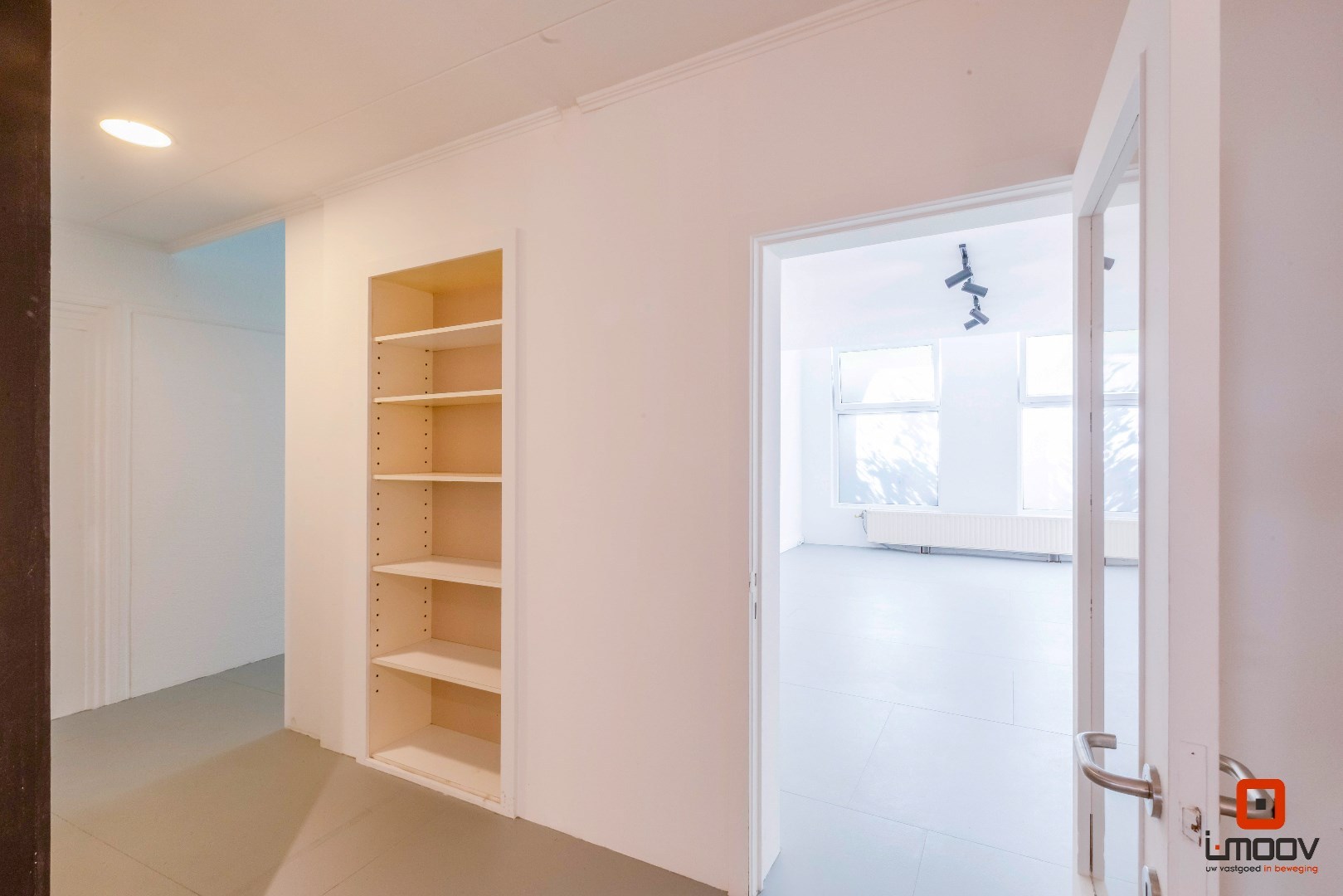 Uitzonderlijk ruim en lichtrijk handelspand met showroom op toplocatie in Gent 