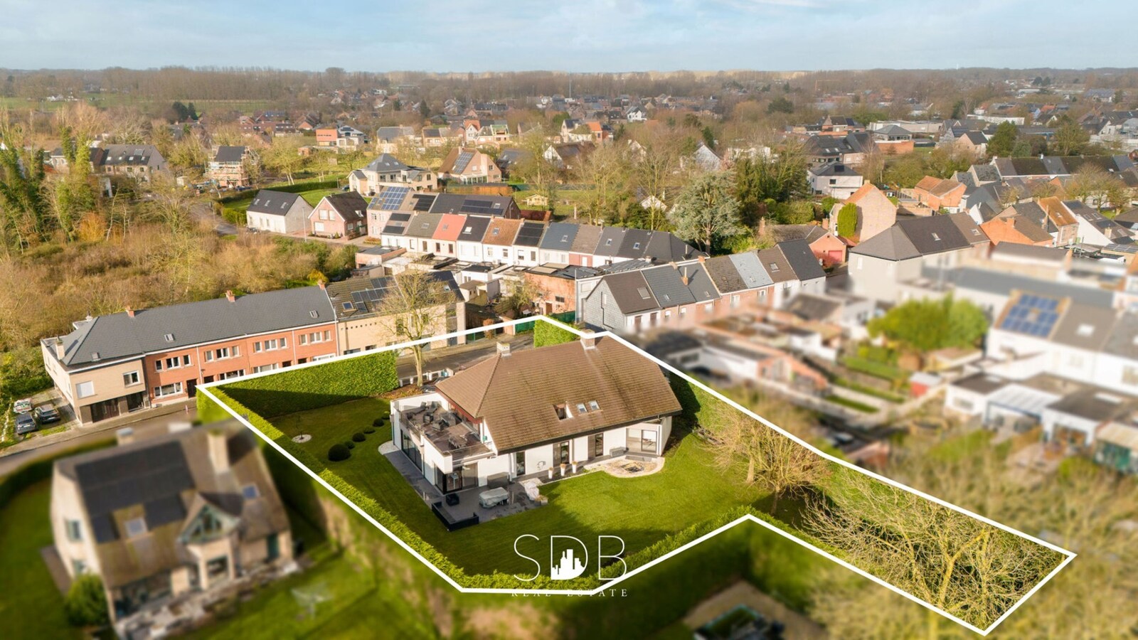 Prachtige ruime villa met gezinstuin + appartement op 2.135m² 