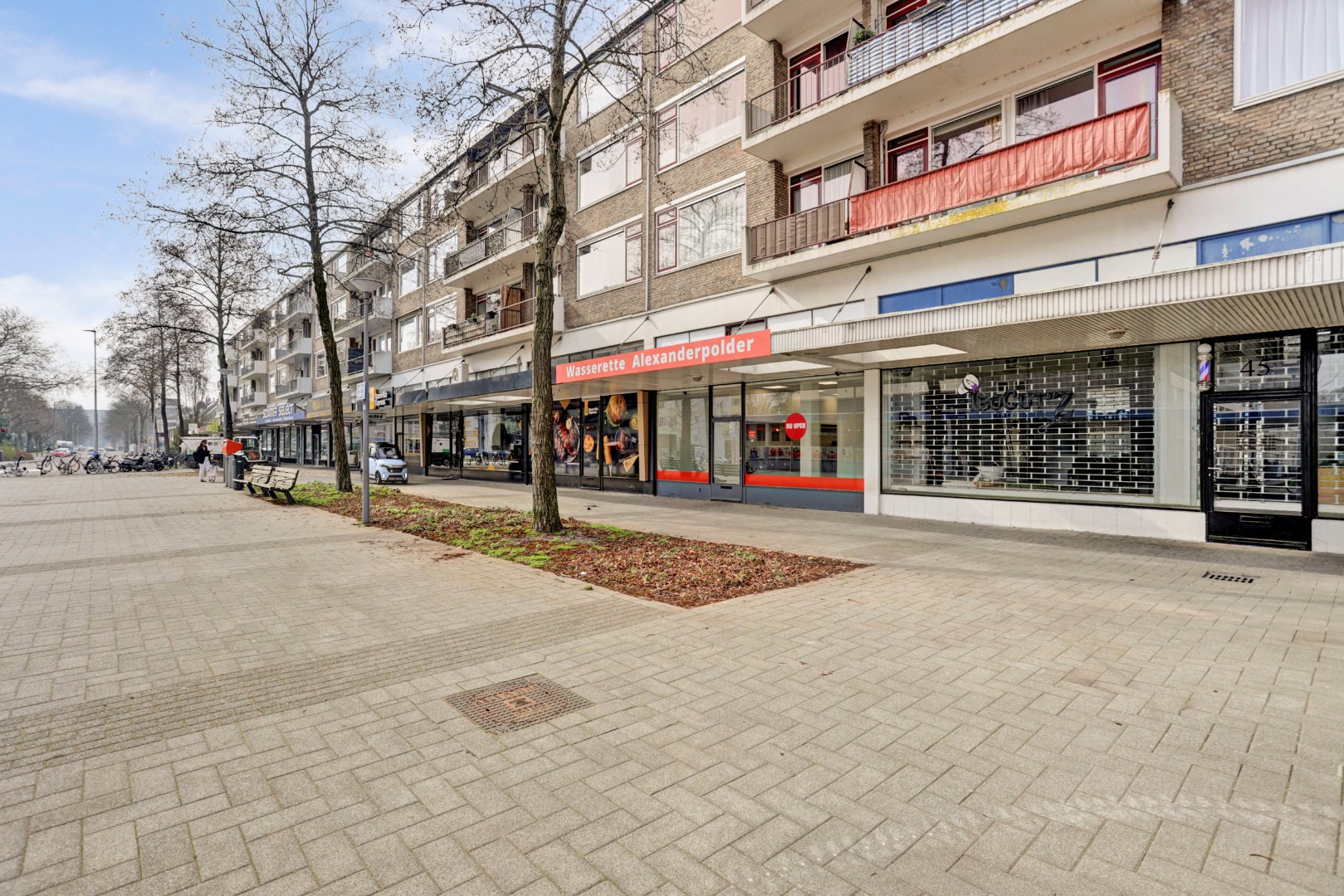 In het geliefde "Lage Land' is gelegen deze uitgebouwde 5-kamer tussenwoning met zonnige en diepe tuin en geheel gelegen op eigen grond. 