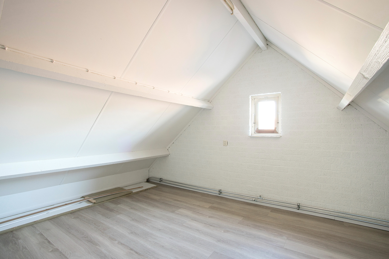 Deze vrijstaande woning met bedrijfsgebouwen staat tegen het bedrijventerrein van Reusel. 