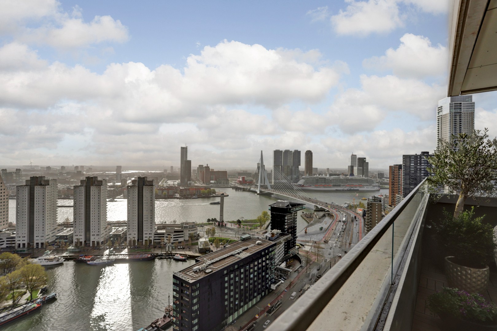 Ultiem luxe wonen in de iconische The CoolTower met spectaculair uitzicht, royaal terras (34 m²) en moderne afwerking in het bruisende hart van Rotterdam! 