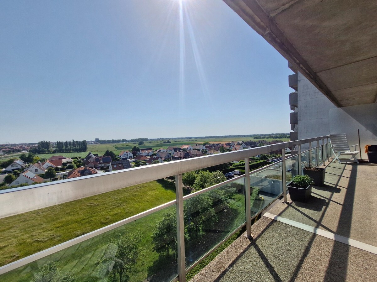 Studio met ruim terras en prachtig uitzicht op wandelafstand van zee. 