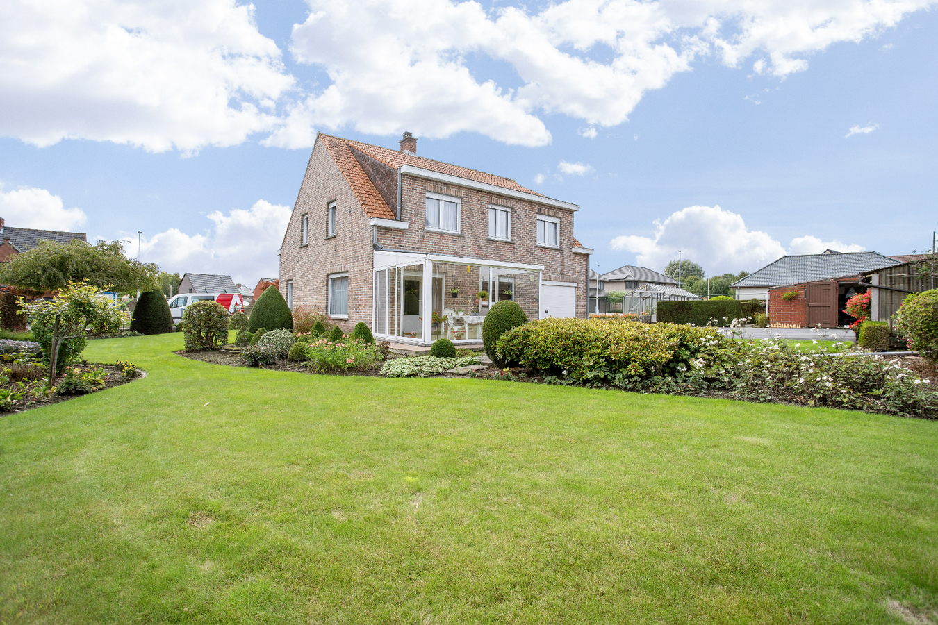 Centraal gelegen woning met 5 slaapkamers op ruim perceel van 982m² 