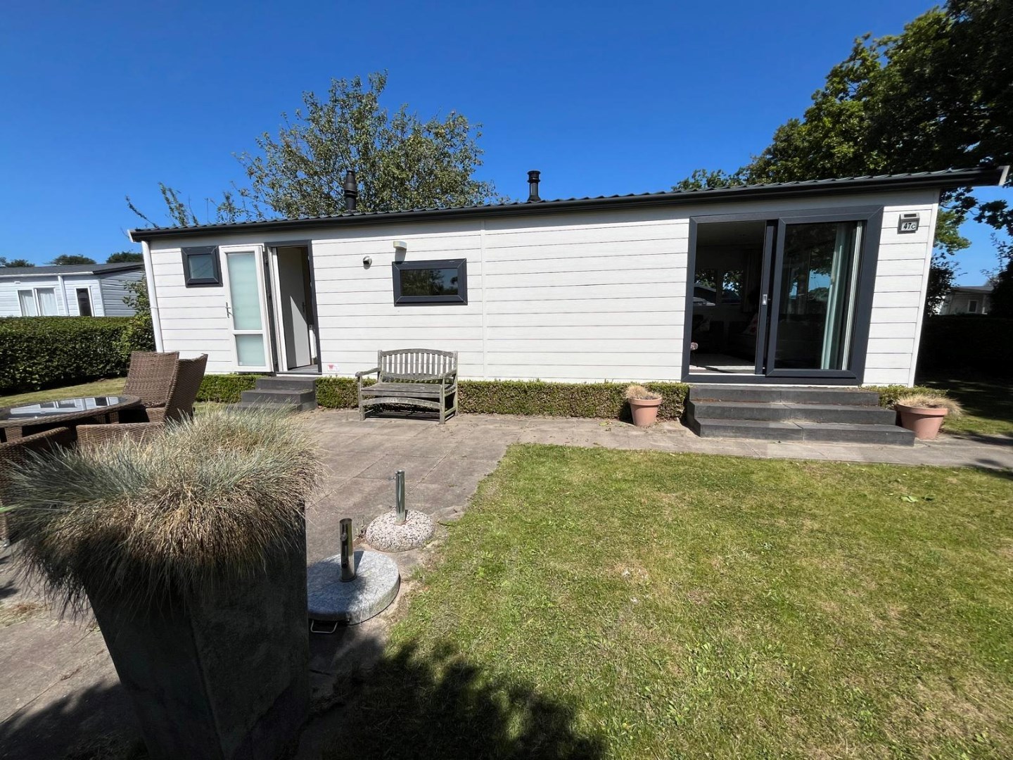 T.A. Makelaardij biedt aan: Goed onderhouden chalet (V47) op een rustige plek met veel privacy 