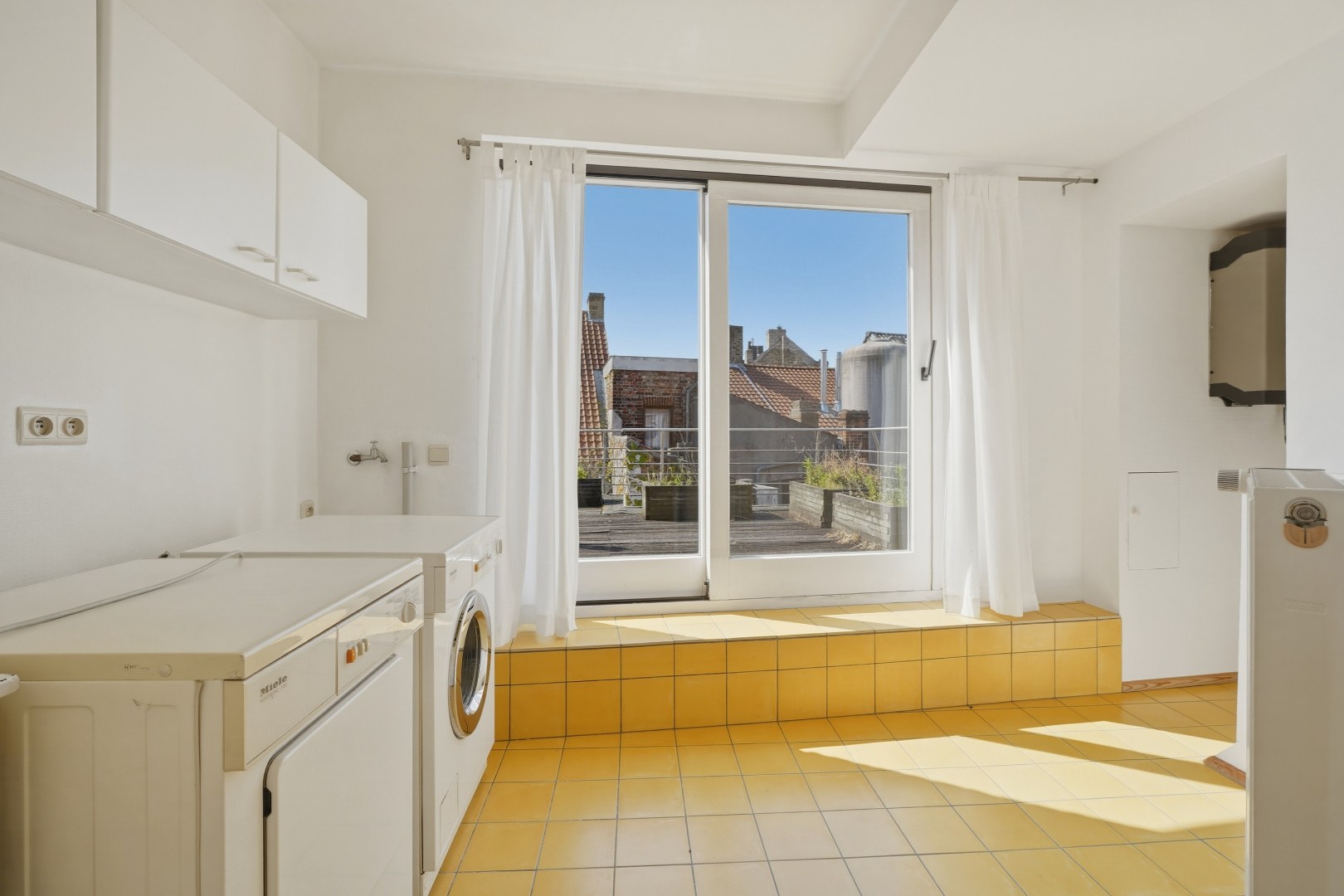 Multifunctionele woning met handelsruimte in hartje Veurne. 