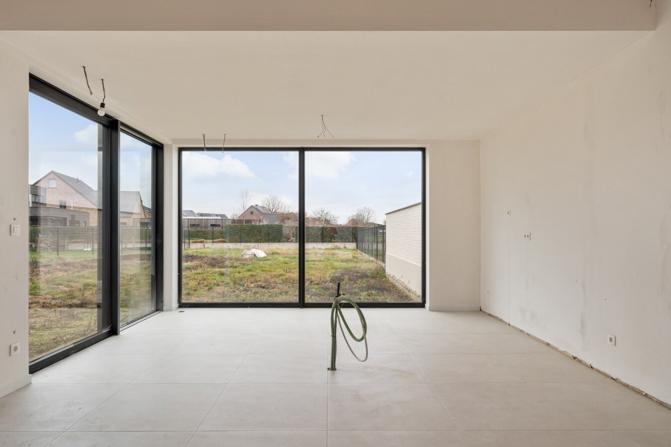 Exclusieve halfvrijstaande woning te koop na transformatie van bestaande hoeve naar 2 BEN-woningen! 