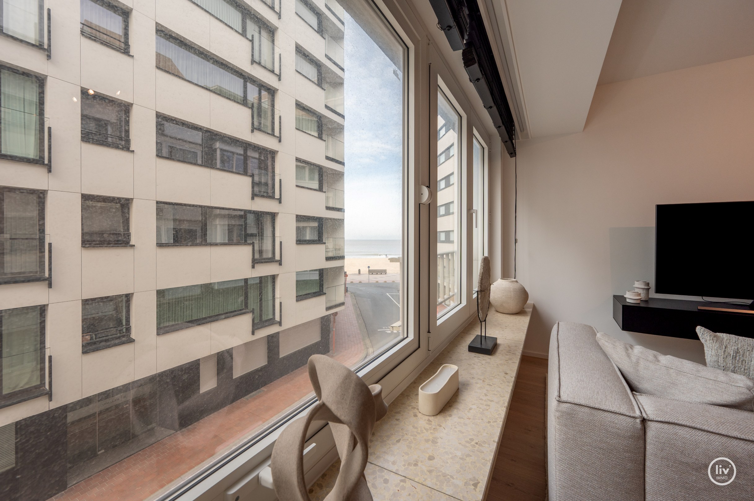 Gerenoveerd 2 slaapkamer appartement met een prachtig zeezicht gelegen nabij het Driehoeksplein te Knokke. 