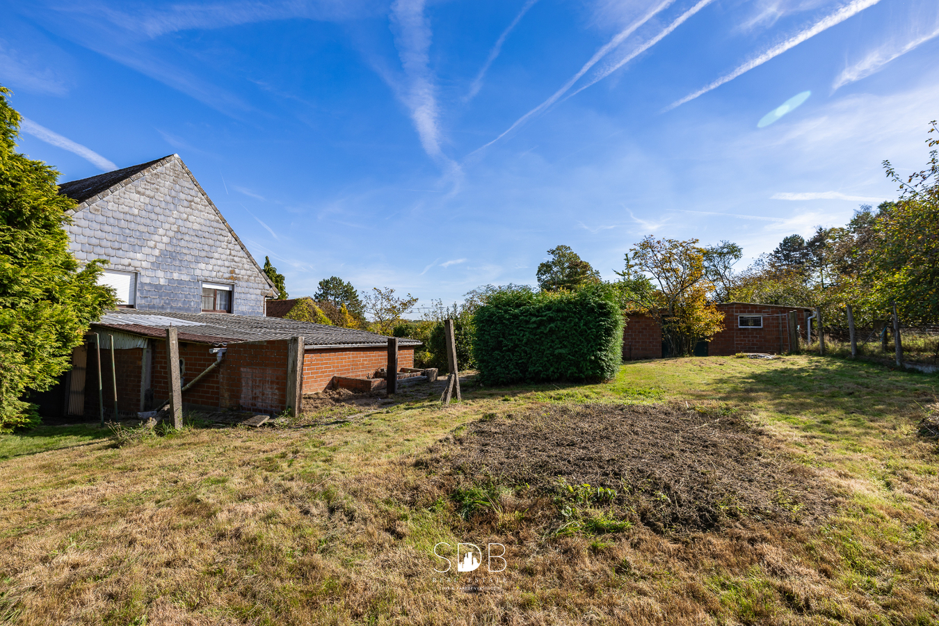 Landelijke hoeve met bijgebouwen en aanpalende graslanden op 14.677m² 
