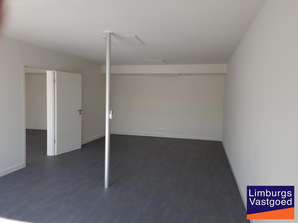 Terbeschikkingstelling van infrastructuur in vernieuwde kantoren met parking, v.a. 21 m², Genk-Noord 