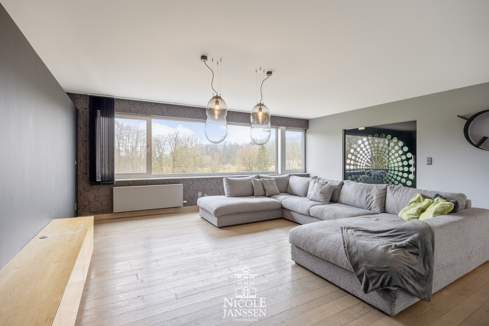 Veel natuurlijk lichtinval in de zithoek 