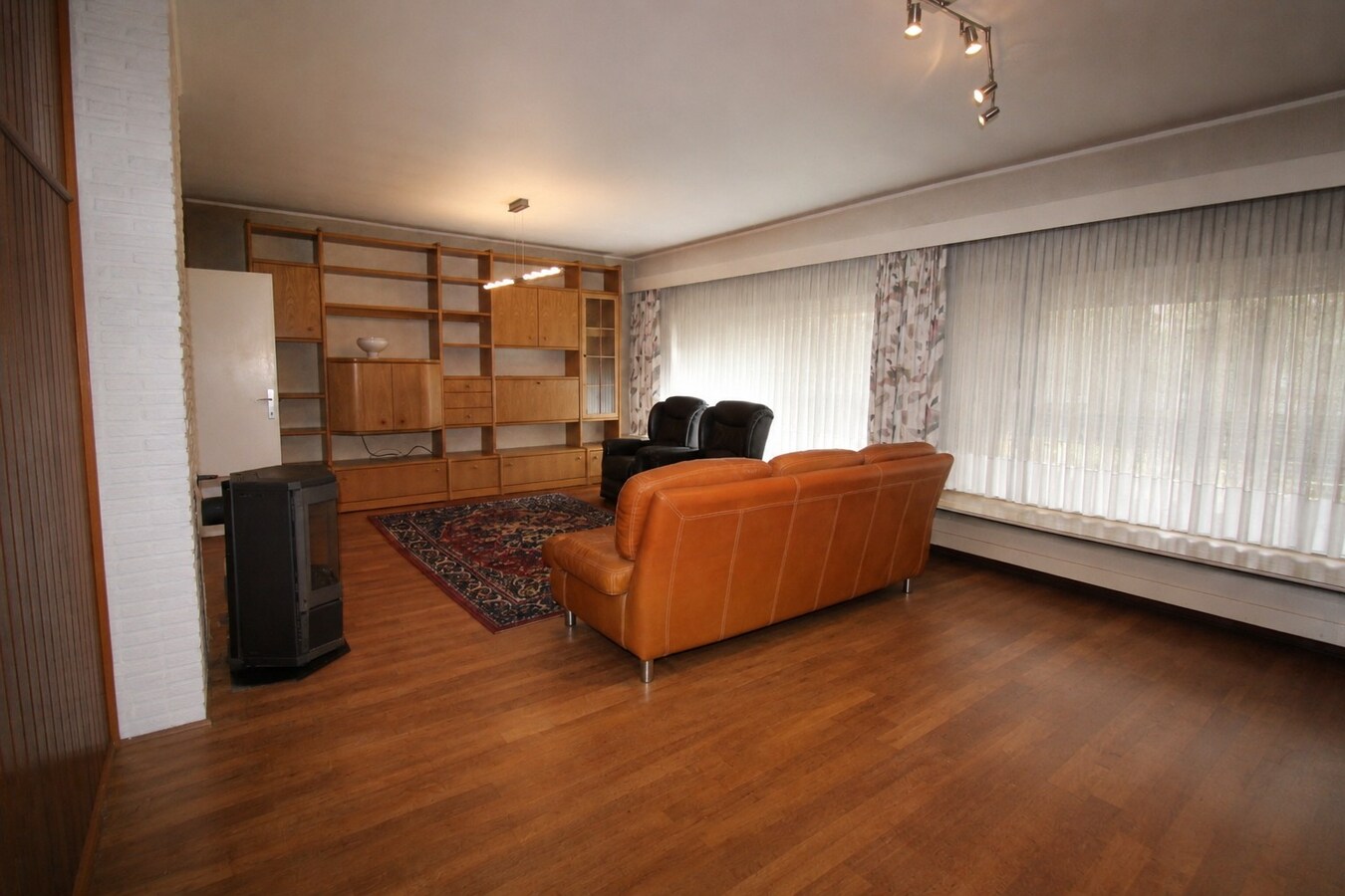 Karaktervolle open bebouwing met 6 kamers op 538 m² – unieke renovatiekans op topligging vlakbij station en centrum van Sint-Niklaas 