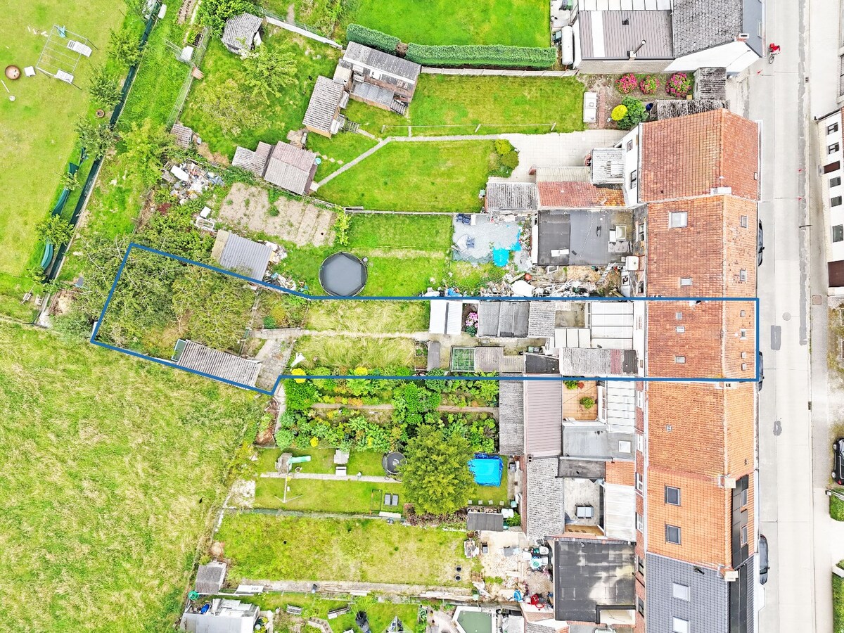 Ruime, te renoveren woning met grote tuin te Herzele 