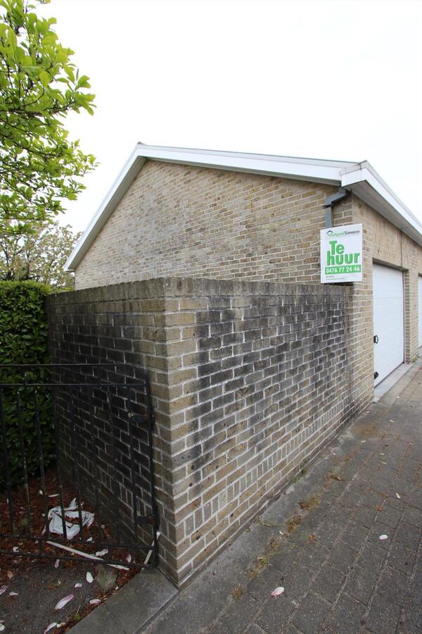 Ruime garage met zoldering en terras te Torhout 