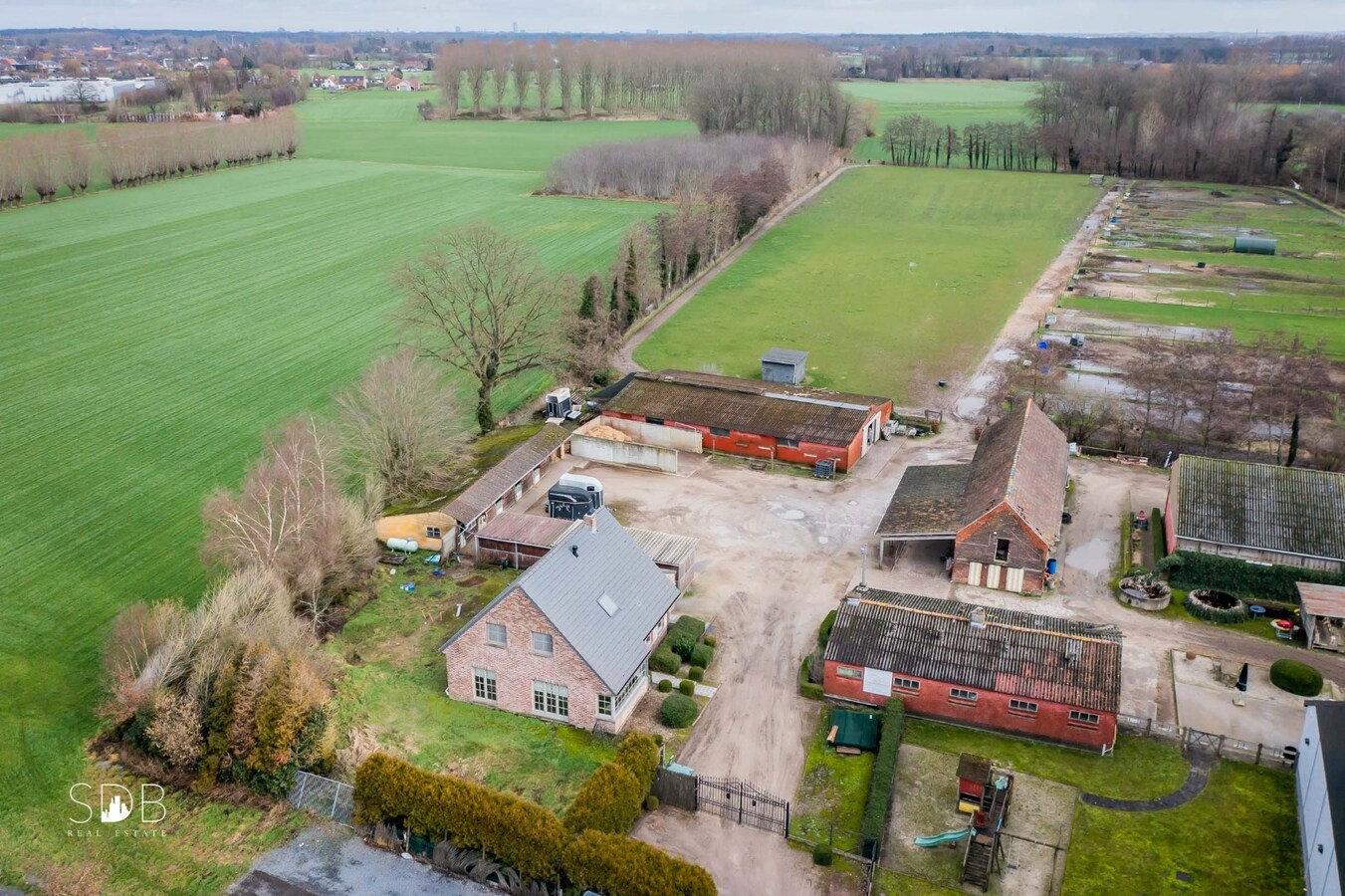 Landelijke woning met paardenaccommodatie en graslanden op 3ha 71a 90ca 