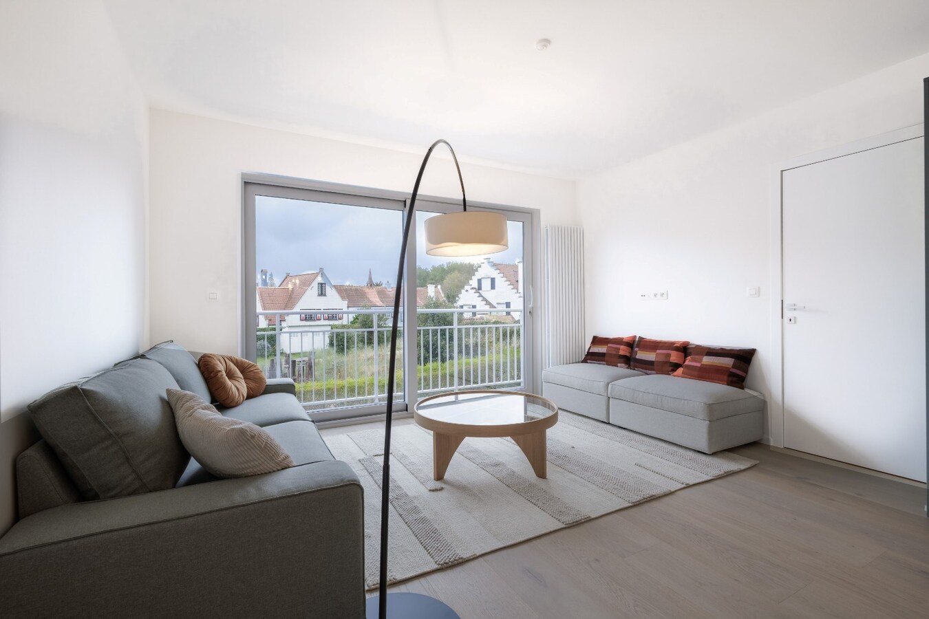 Volledig gerenoveerd hoekappartement met open zicht in exclusieve villaresidentie te Duinbergen 