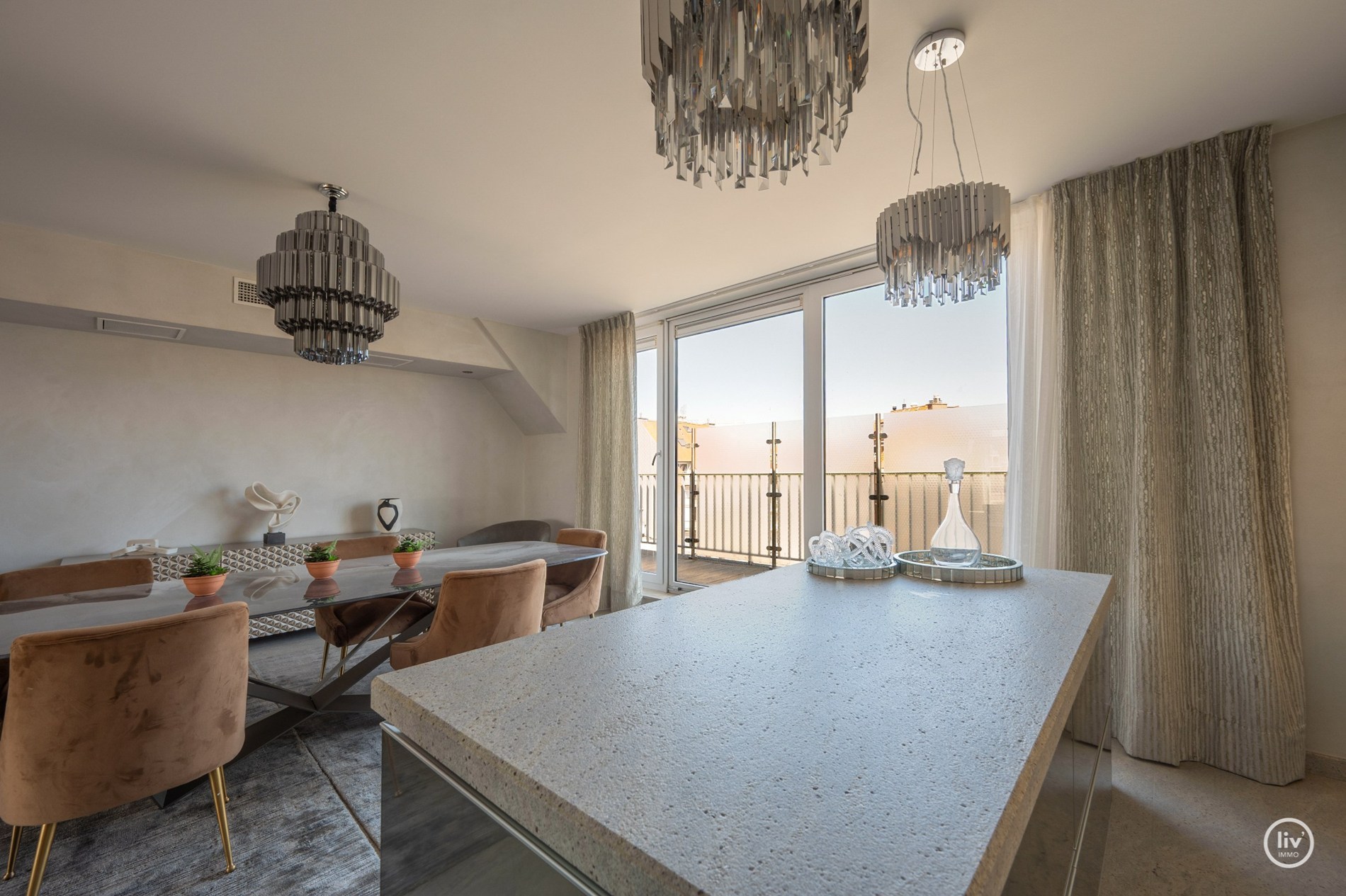 Prachtig en ruim 3-slaapkamerappartement met mooie terrassen en magnifiek open zicht alsook zeezicht.. 