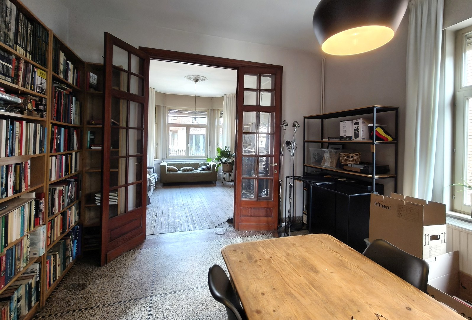 RUIME WONING MET GROTE TUIN EN GARAGE 