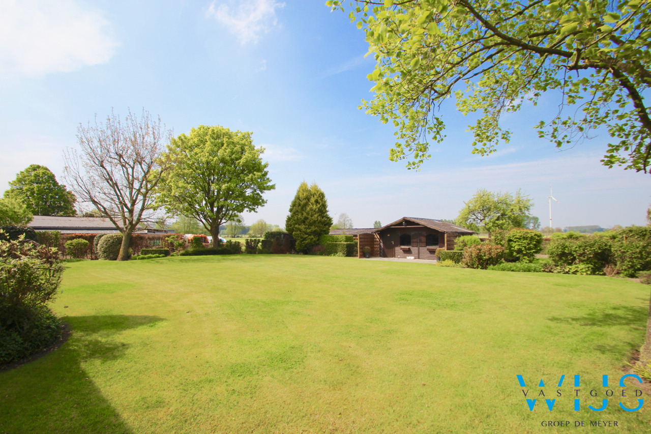 Prachtige instapklare en ruime woning op 1547m²  te OOSTEEKLO 