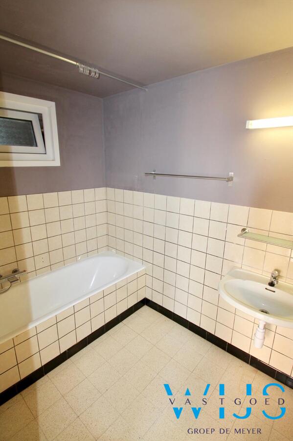 Vlot te renoveren woonhuis op een ruim perceel van 1130 vierkante meter te OOSTEEKLO ! 