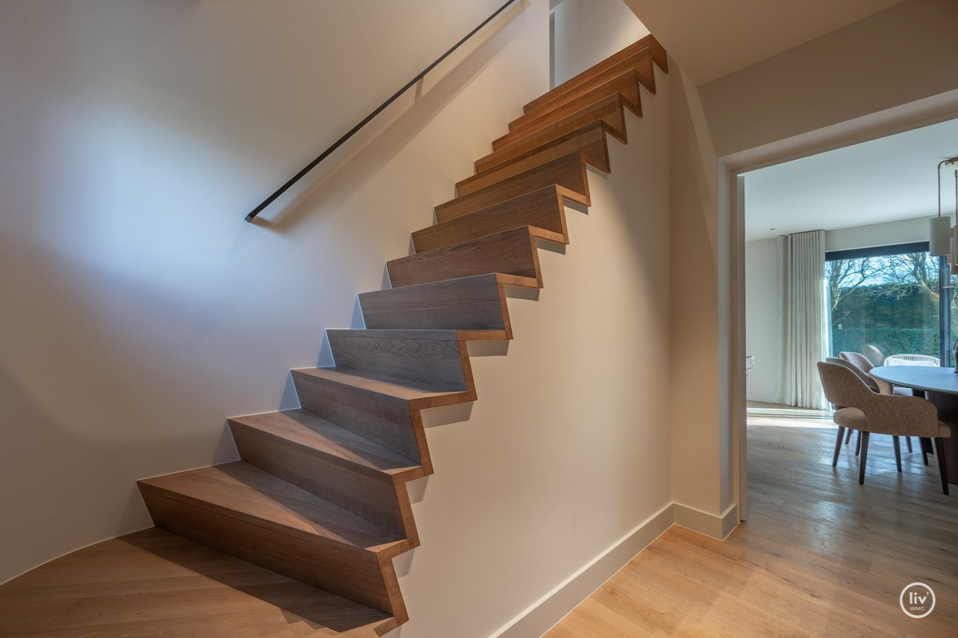 Magnifique villa rénovée, située sur un grand terrain de 1365 m2 dans un quartier résidentiel de villas, à proximité du centre de Knokke. 