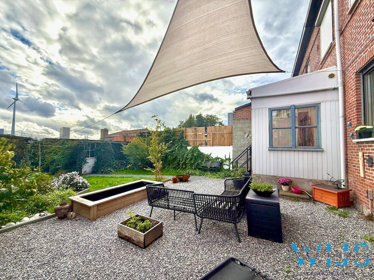 Zeer ruim en stevig woonhuis te Rieme ! 