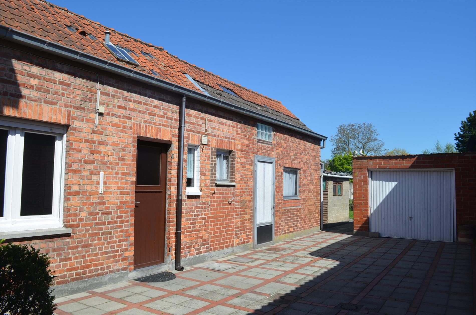 Te renoveren HoB met 3 slpks, garage en tuin gelegen te centrum Maldegem 