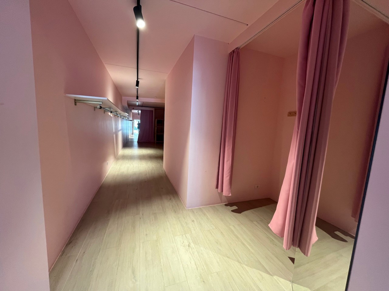 Recent handelspand met mezzanine, gelegen op een commerciële plaats in de Lippenslaan te Knokke. 