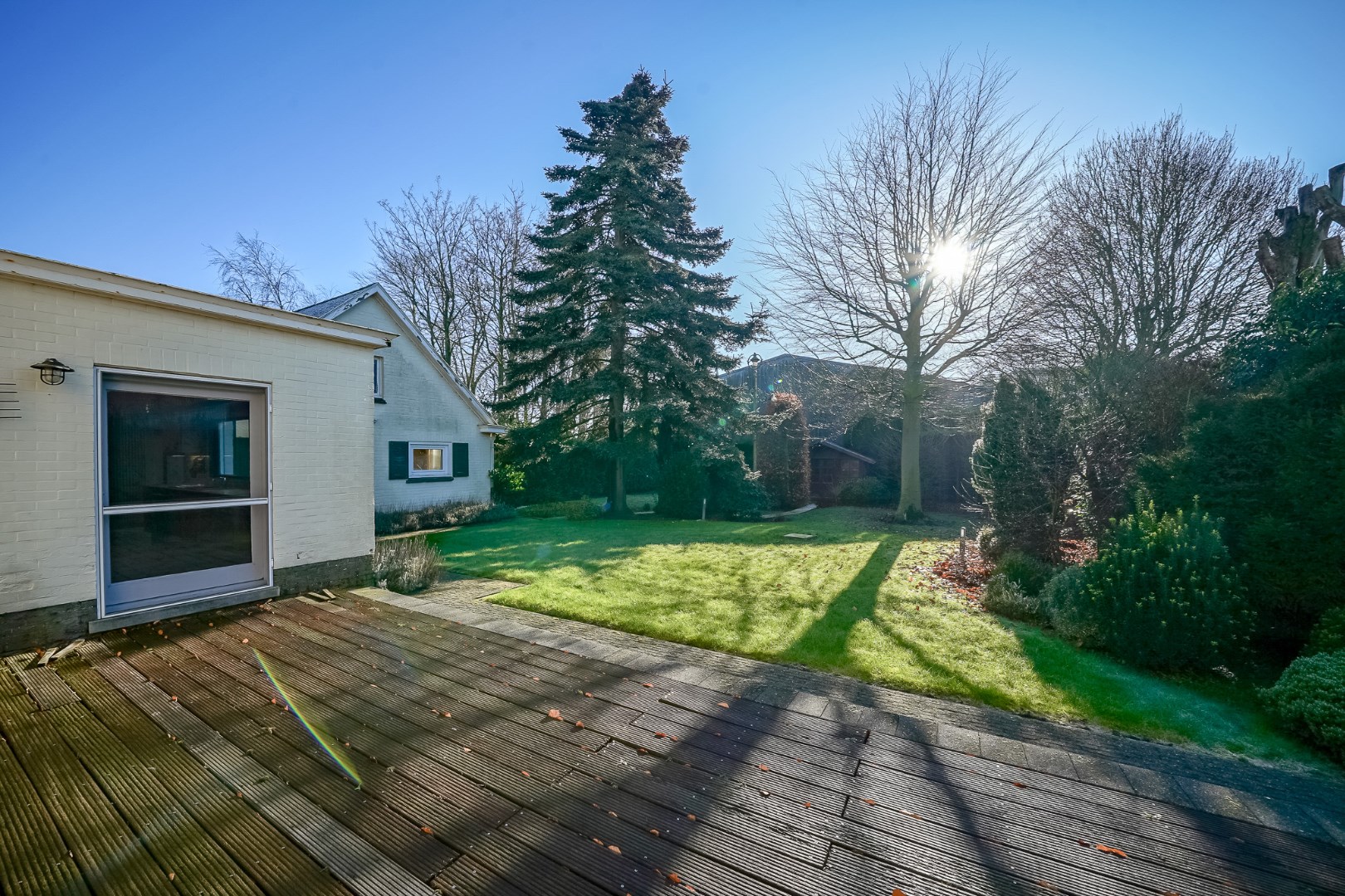Statige villa uit de jaren ‘65 met zuidgerichte tuin in hartje Oudenburg. 
