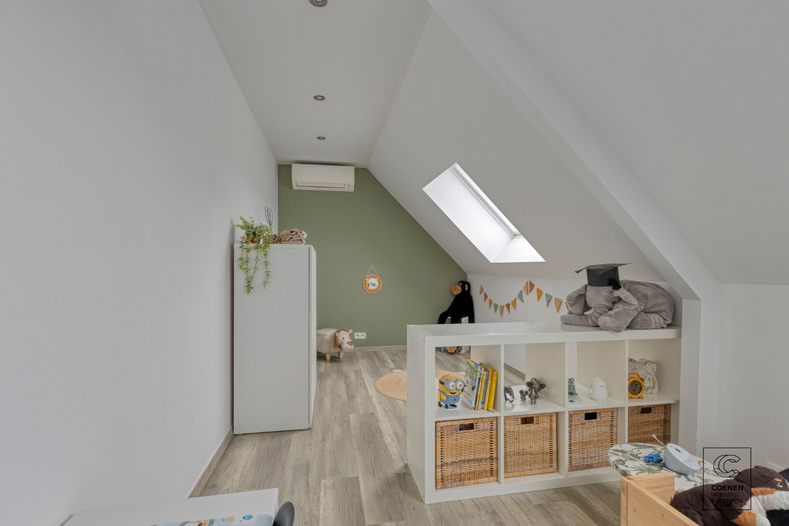 Gerenoveerde woning met 4 à 5 slpk's op een gunstige ligging te Oelegem! 