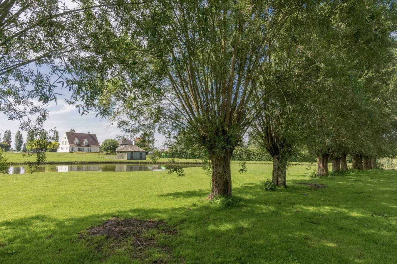 Exclusief landhuis met bijbouw op uniek natuurdomein 