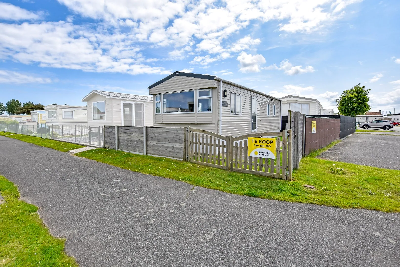 Recente stacaravan op 800m van zee in domein Dunepark te Oostduinkerke!