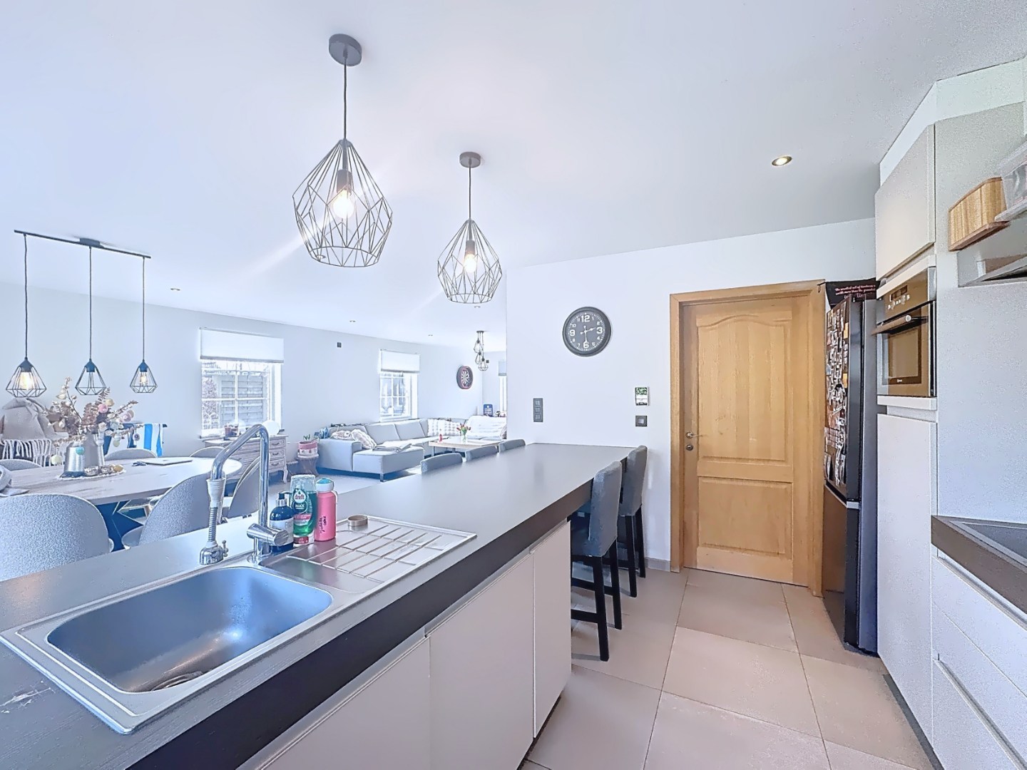 Ruime en recente halfopen bebouwing met 3 volwaardige slaapkamers 