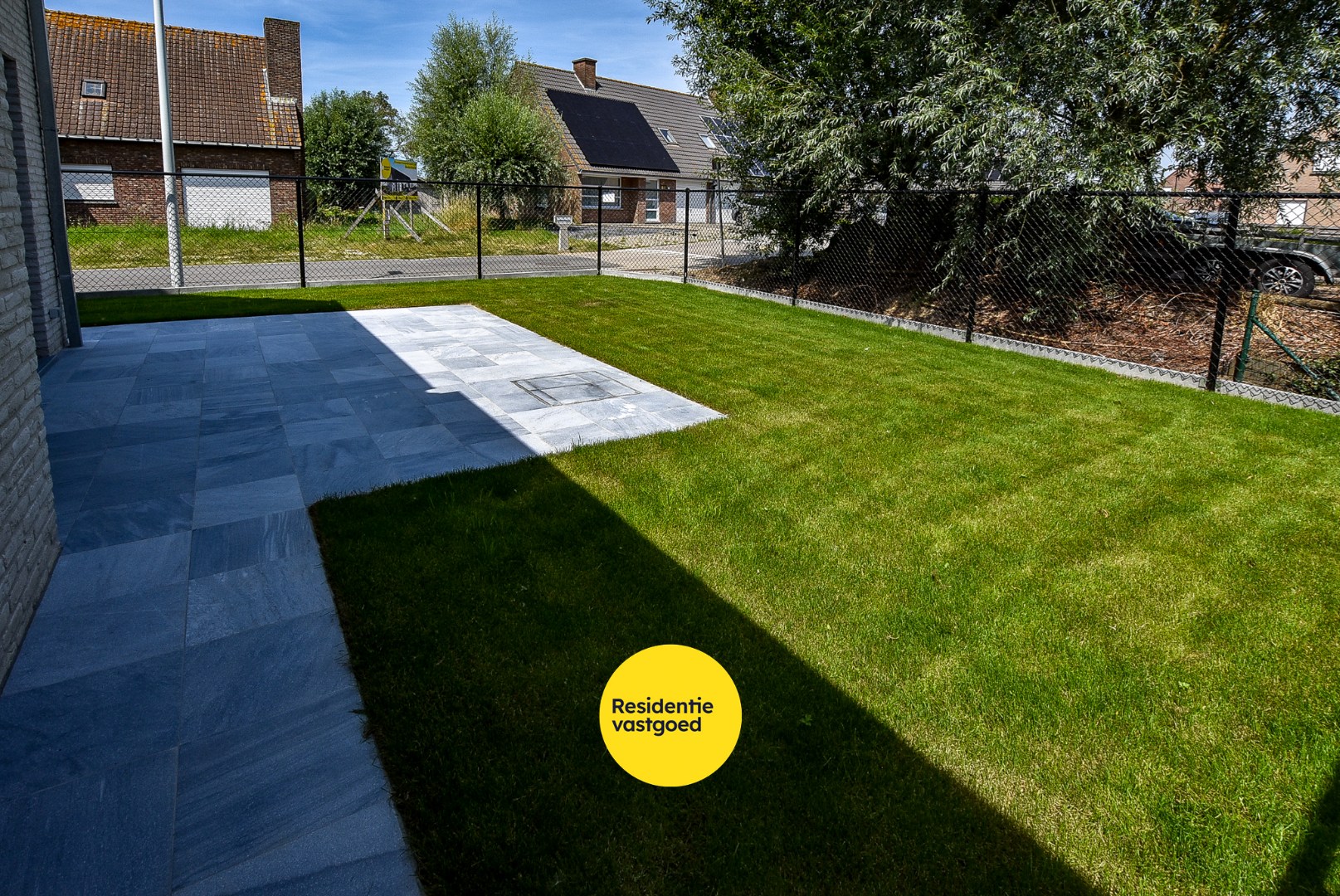 Ruime energiezuinige recente halfopen bebouwing  (2024) met inpandige garage op 258m² gelegen te Houthulst. 